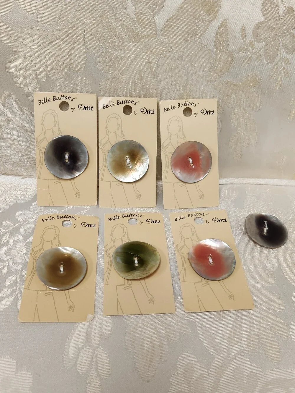 7 PCS ROUND SHELL SEWING TWO HOLES BUTTONS 34MM Belle Buttons By Dritz Crafts